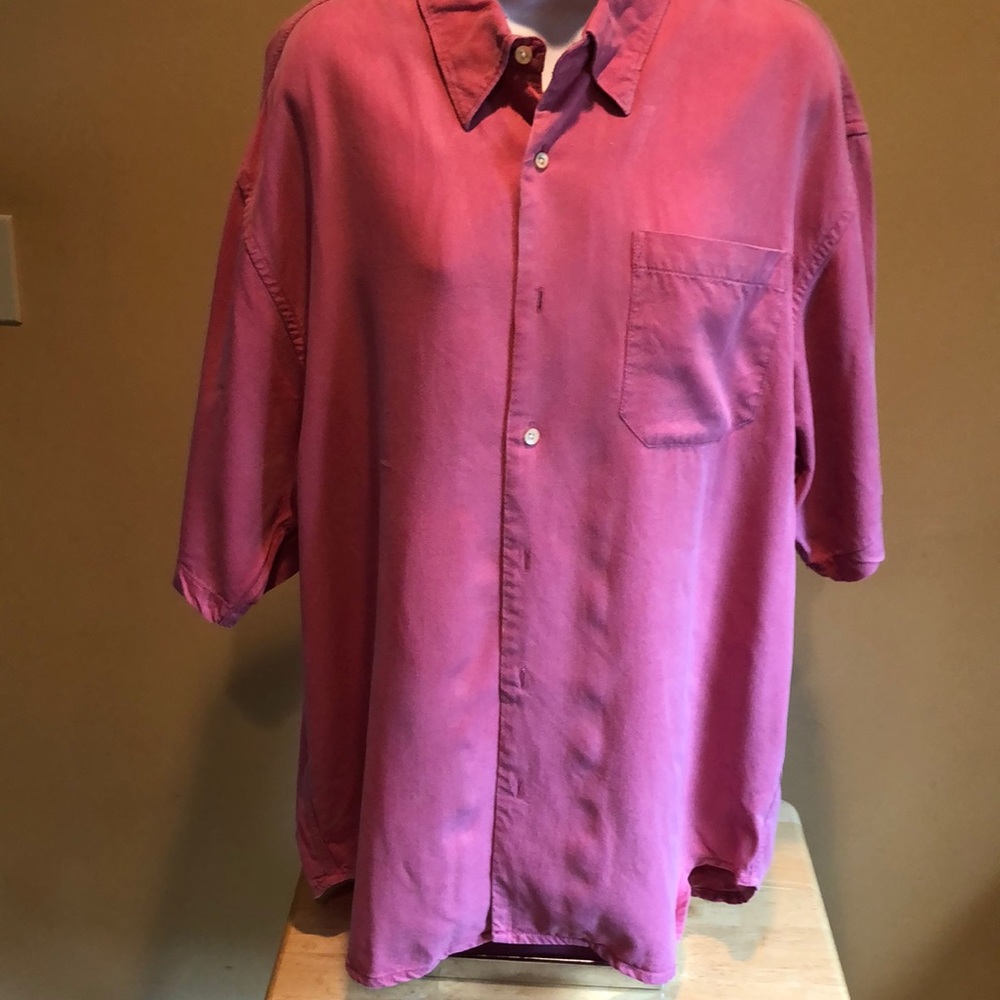 Men’s short sleeve shirt.